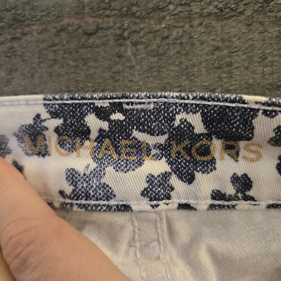Michael Kors Izzy Floral Print Cropped Skinny Jeans Size 2P Petite Blue White - Picture 5 of 9